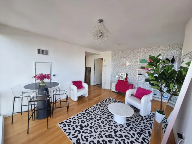 Stylish One Bedroom in Midtown